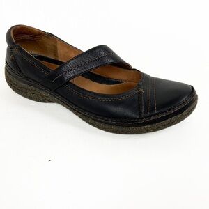 Clarks Genuine Leather SZ 8 Narrow Closed Toe Strap Slip On Comfort Loafer Shoes